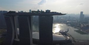 ドローンと一緒に世界一周新婚旅行をする夫婦