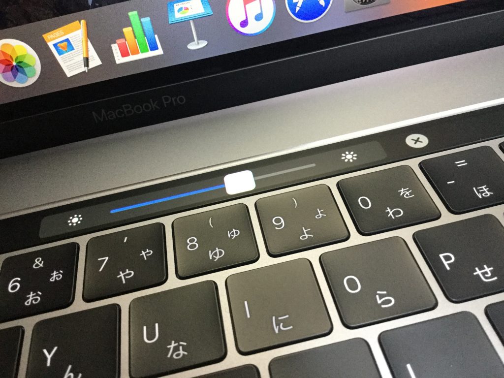 タッチバー付きのMacBook Proと前のMacBook Pro