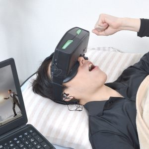 寝ながらPCに1歩前進!ウェアラブルHDMIモニターがかなり良さげ