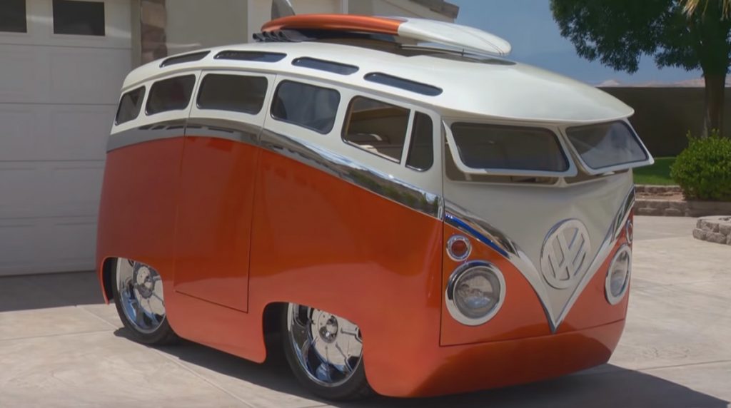 まるで絵本から飛び出した車！？半端なくカスタムされたVWのバスがカッコ良すぎる