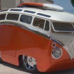 まるで絵本から飛び出した車！？半端なくカスタムされたVWのバスがカッコ良すぎる