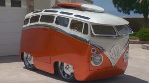 まるで絵本から飛び出した車！？半端なくカスタムされたVWのバスがカッコ良すぎる