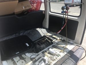 車のエアコンのクーラーが冷えないと感じたらエアコン用ガスの補充をしよう!
