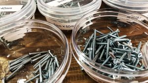 ネジやビス等の小物整理にダイソー100均の連結できる保存容器が超便利!